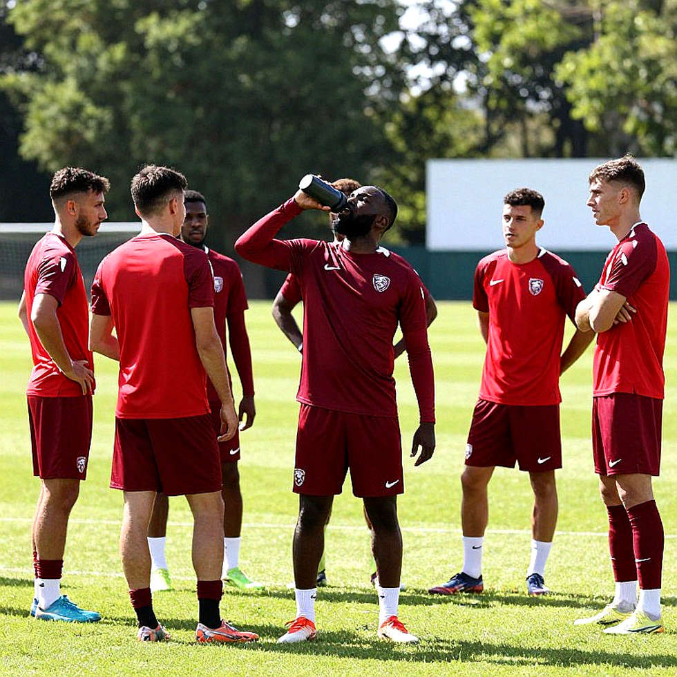 Cú giật tóc ở CONCACAF Nations League: Trận thắng 5-0, hai thẻ đỏ và câu hỏi về kỷ luật cảm xúc