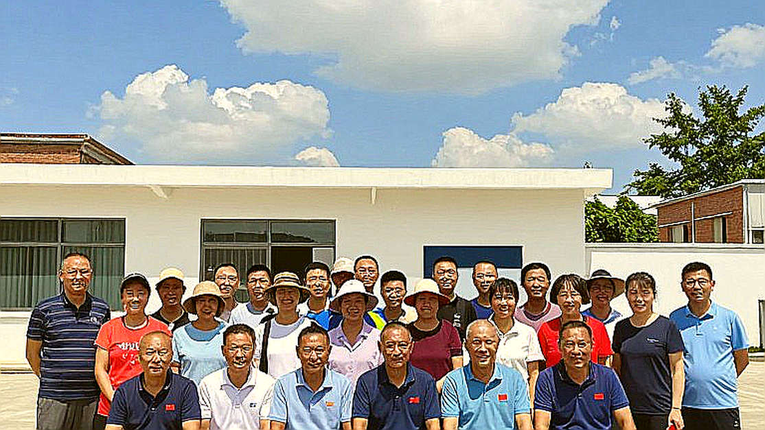 Trương Di Ninh và Diêm Sâm ở Luxembourg: Một trại trẻ, hai nền văn hóa huấn luyện, và câu hỏi dài hạn cho thập niên 2030