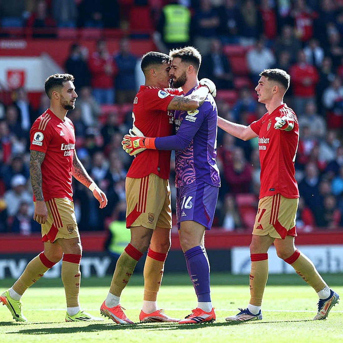 Hồ sơ trống của bóng đá Việt Nam: thị trường chuyển nhượng V.League được định giá bằng tin đồn
