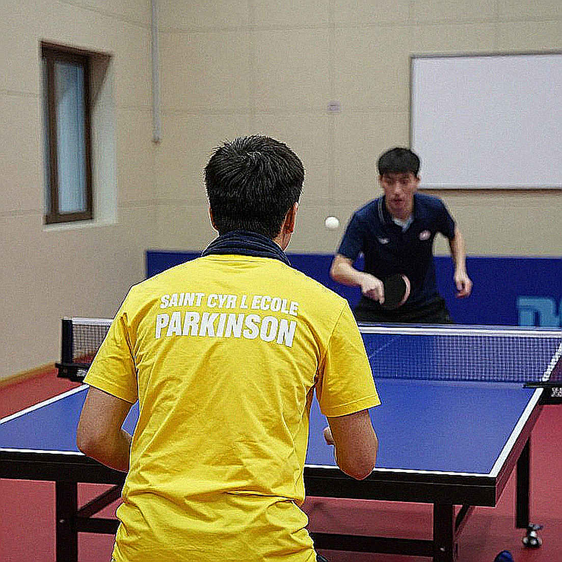 Bên trong buổi tập Cadet của bóng bàn Anh: khi micro được gắn lên cổ áo huấn luyện viên