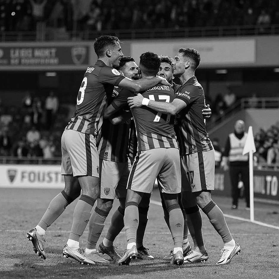 V.League và cấu trúc kinh tế ẩn sau ánh đèn sân cỏ V.League và cấu trúc kinh tế ẩn sau ánh đèn sân cỏ