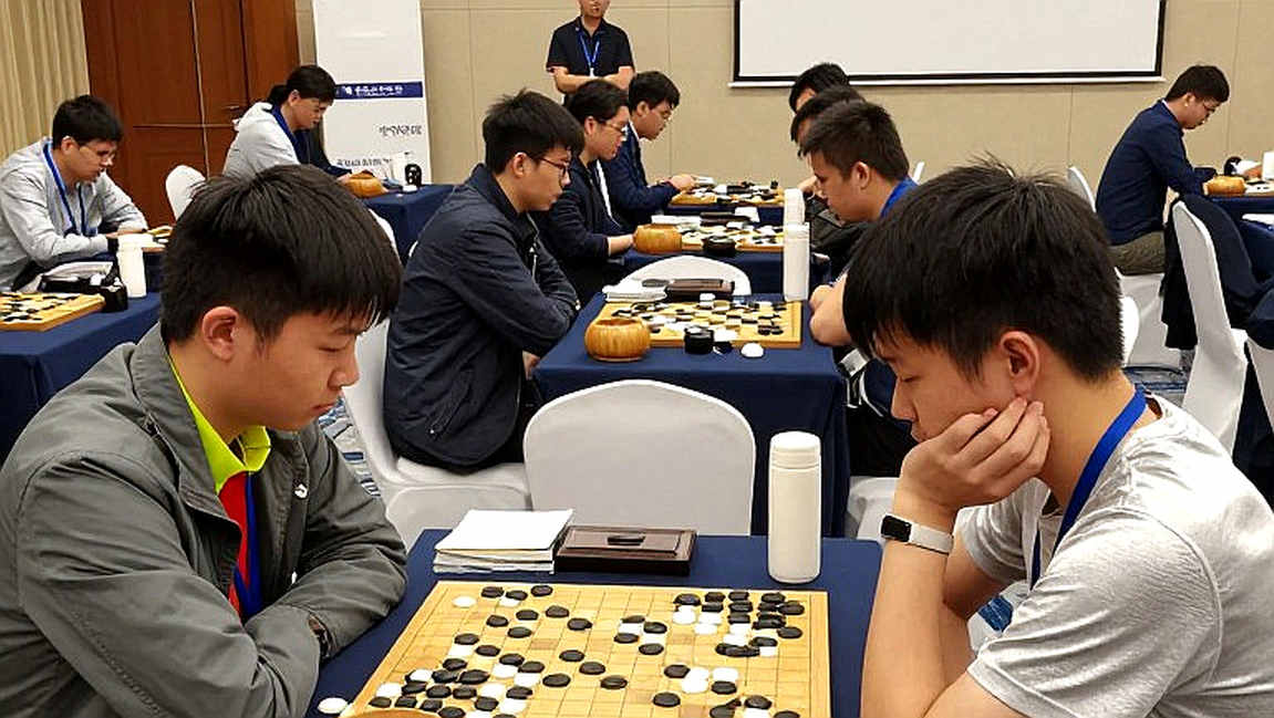 Một bài học cờ vua 60 phút, một cái nhãn FIDE sai, và bóng ma Kasparov 2026