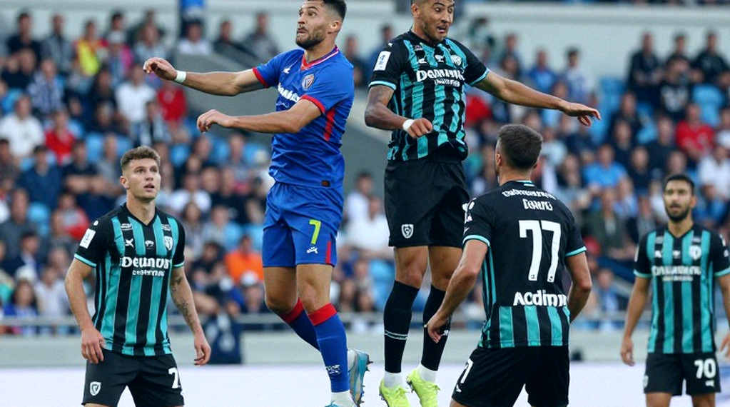 Bảy tấm ảnh và một động từ: Charlyn Corral, Trofeo Gerd Müller và khoảng trống dải đỏ không lấp được Bảy tấm ảnh và một động từ: Charlyn Corral, Trofeo Gerd Müller và khoảng trống dải đỏ không lấp được